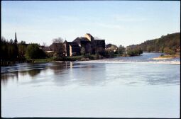 Bild: Blick über die das Muldenwehr zur Großmühle in Grimma