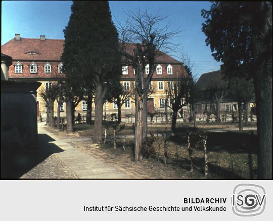Blick über den Zinzendorfplatz zum Witwenhaus in Herrnhut