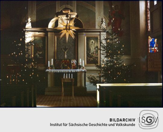 Blick zum weihnachtlich geschmückter Altar in der Kirche Wachau