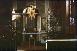 Bild: Blick zum weihnachtlich geschmückter Altar in der Kirche Wachau