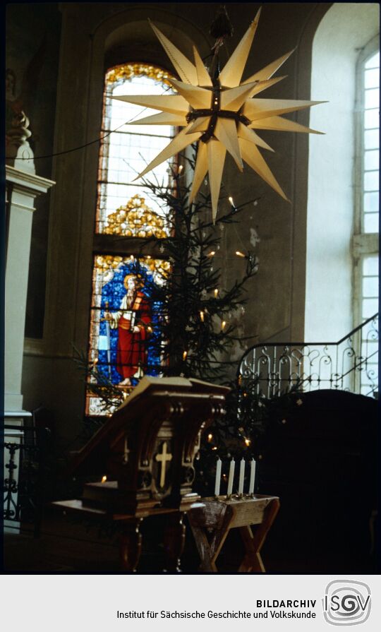 Herrnhuter Stern vor dem Kanzelaltar in der Kirche Wachau