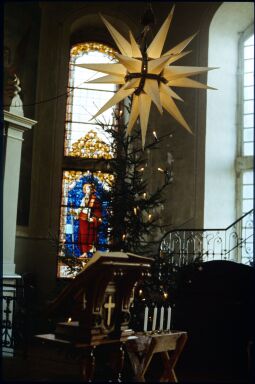 Bild: Herrnhuter Stern vor dem Kanzelaltar in der Kirche Wachau