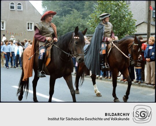Zwei Reiter in historischen Kostümen beim Festumzug Seiferdorf