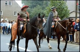 Zwei Reiter in historischen Kostümen beim Festumzug Seiferdorf