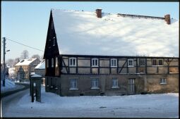 Bild: Blick auf eine verschneites Fachwerkgebäude in Lichtenberg
