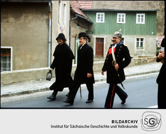 Teilnehmer beim Festumzug Seiferdorf in historischen Kostümen