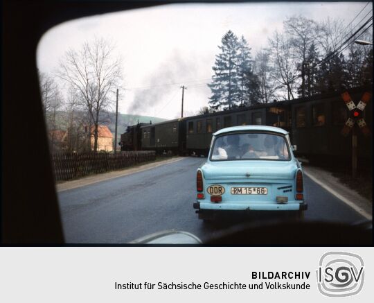 Ein Trabant am Eisenbahnübergang der Weißeritztalbahn