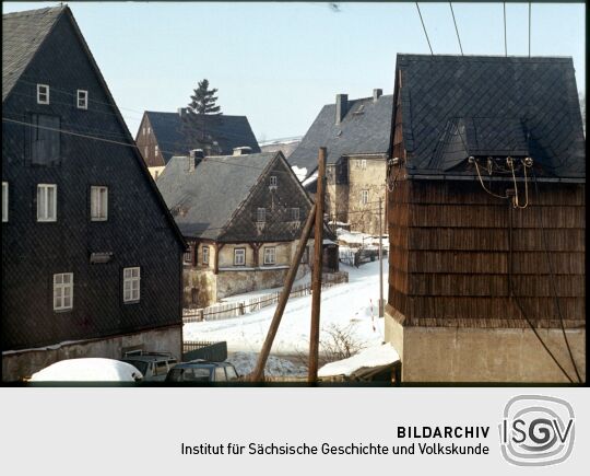 Trafoturm mit Holzschindeln und einem Schieferdach in Altenberg
