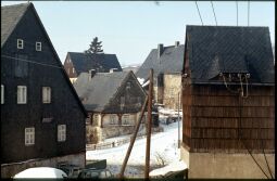 Bild: Trafoturm mit Holzschindeln und einem Schieferdach in Altenberg