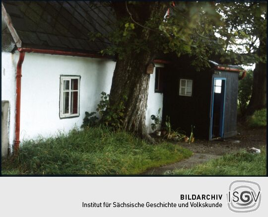 Haus mit hölzernem Wetterhäuschen im Willi-Ernst Weg Zinnwald