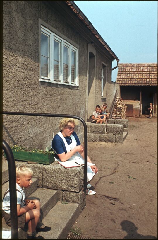 Kinder und Kindergärtnerin im Kindergarten Nieder-Neundorf