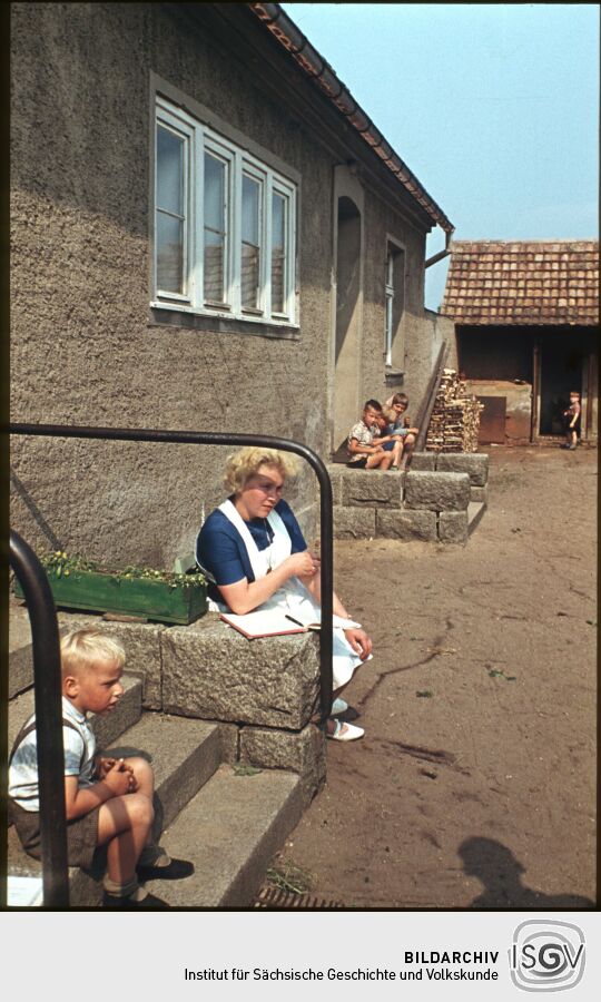 Kinder und Kindergärtnerin im Kindergarten Nieder-Neundorf