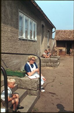 Bild: Kinder und Kindergärtnerin im Kindergarten Nieder-Neundorf