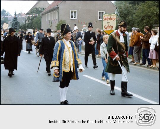 Teilnehmer beim Festumzug Seiferdorf in historischen Kostümen