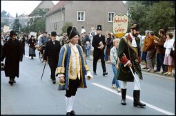 Teilnehmer beim Festumzug Seiferdorf in historischen Kostümen