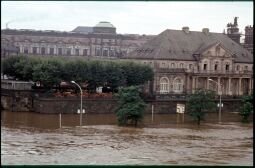 Bild: Blick über die Elbe bei Hochwasser zur zum Italienischen Dörfchen.