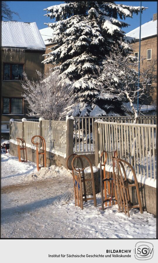 Holzschlitten vor der Schule in Lichtenberg 1981