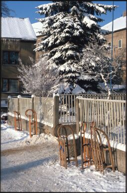 Bild: Holzschlitten vor der Schule in Lichtenberg 1981