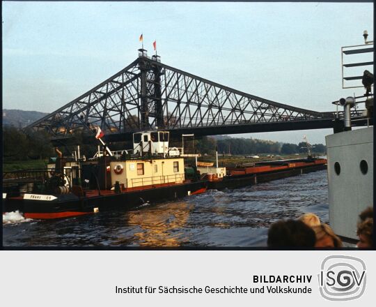 Lastenkahn auf der Elbe vor dem Blauen Wunder in Dresden