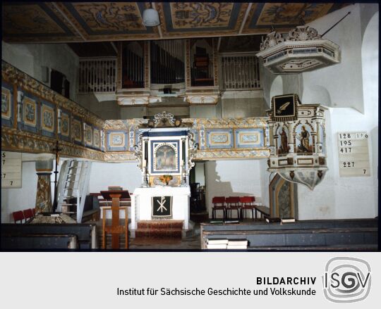 Blick zum Altarraum der Kirche in Leppersdorf