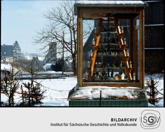 Weihnachtspyramide im verschneiten Altenberg