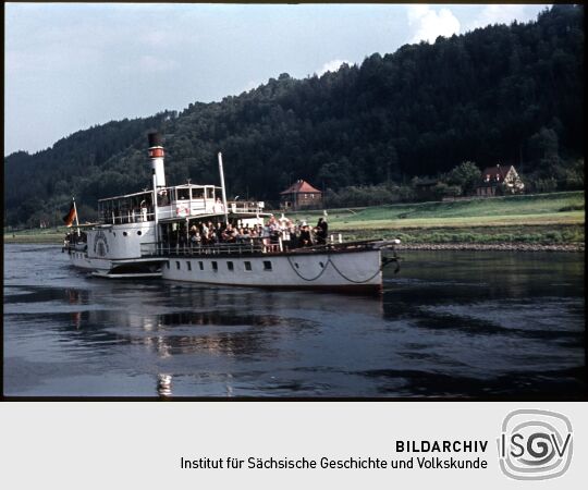 Ausflugsschiff auf der Elber in der Sächsischen Schweiz