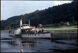 Bild: Ausflugsschiff auf der Elber in der Sächsischen Schweiz