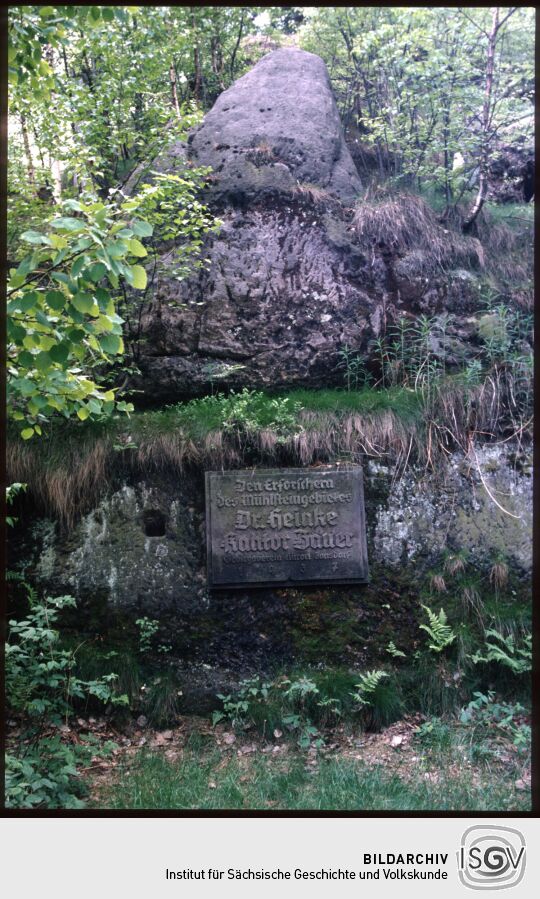 Gedenktafel in den Mühlsteinbrüchen