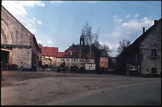Gebäude des Rittergutes Reinhardsgrimma mit dem Schloss im Hintergrund