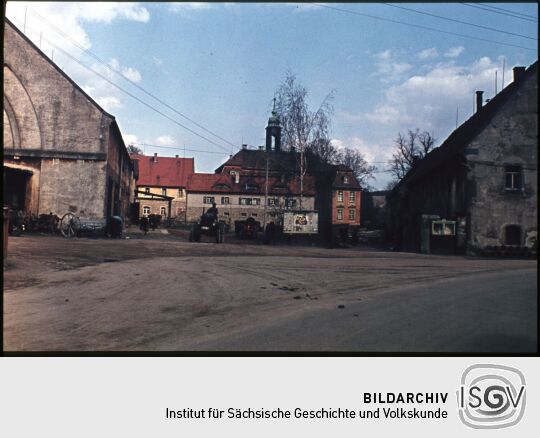 Gebäude des Rittergutes Reinhardsgrimma mit dem Schloss im Hintergrund