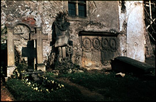 Grabsteine auf dem Firedhof in Reinhardtsgrimma