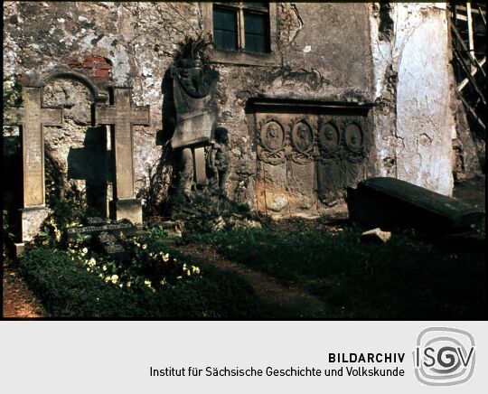 Grabsteine auf dem Firedhof in Reinhardtsgrimma