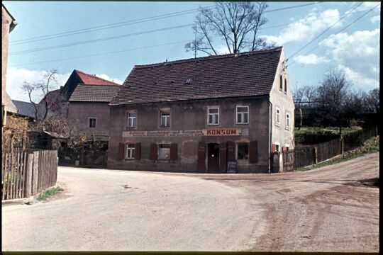 Gebäude mit einem 'Konsum'-Geschäft in Reinhardtsgrimma