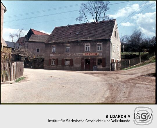 Gebäude mit einem 'Konsum'-Geschäft in Reinhardtsgrimma