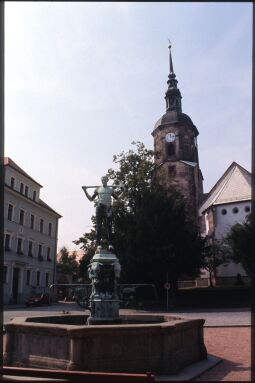Bild: Fleischerbrunnen auf dem Dohnaer Markt vor der Kirche