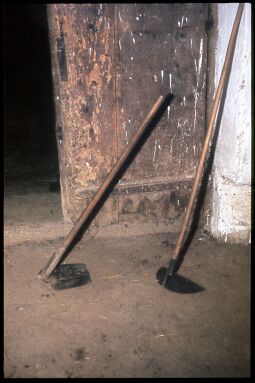 Bild: Zwei Hacken vor einer Tür in einem Bauernhof 1982