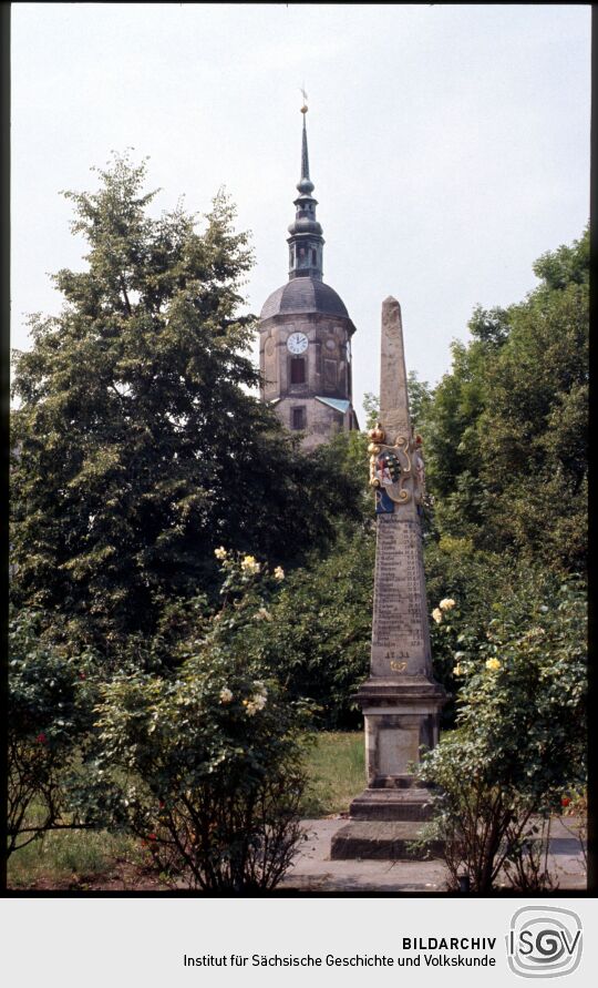 Postdistanzsäule vor dem Kirchturm in Dohna