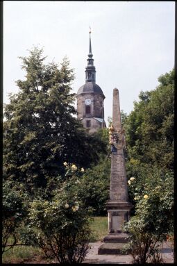 Postdistanzsäule vor dem Kirchturm in Dohna