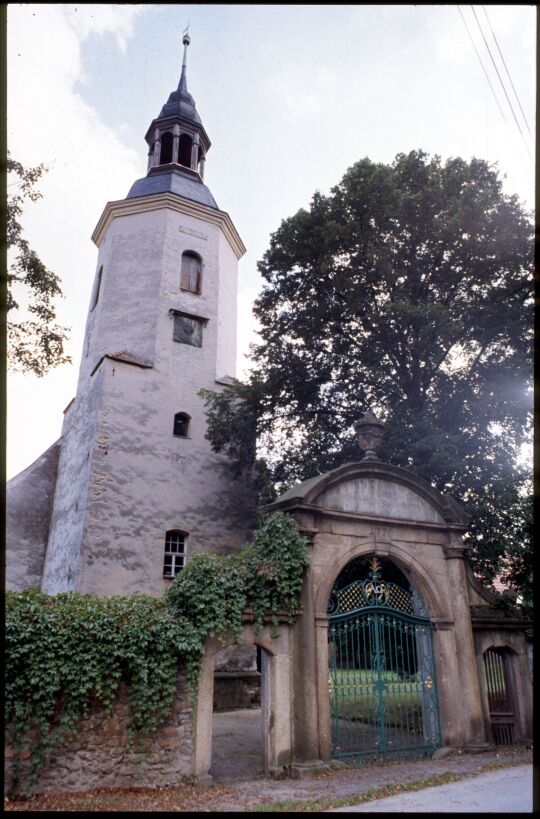Kirchturm und Eingangstor zum Kirchhof in Ullersdorf