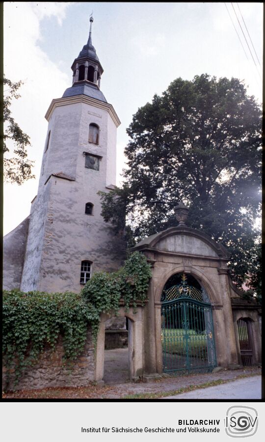 Kirchturm und Eingangstor zum Kirchhof in Ullersdorf