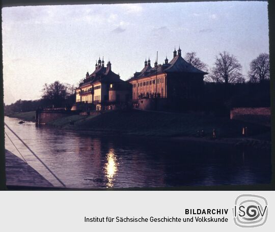 Blick von einem Schiff auf Schloss Pillnitz bei Sonnenuntergang