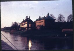 Bild: Blick von einem Schiff auf Schloss Pillnitz bei Sonnenuntergang