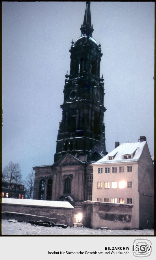 Blick zum Turm der Dreikönigskirche im Winter