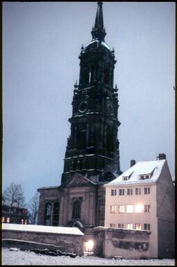 Bild: Blick zum Turm der Dreikönigskirche im Winter