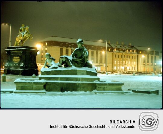Der verschneite Neustädter Markt bei Nacht