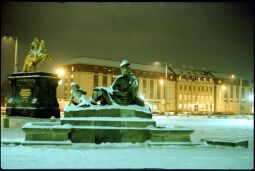 Bild: Der verschneite Neustädter Markt bei Nacht