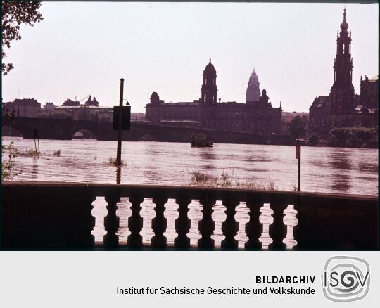 Elbhochwasser vor der Dresdner Altstadt in den 1980ern