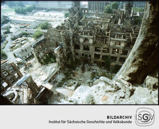 Blick vom Hausmannsturm auf die Ruine des Dresdner Schlosses