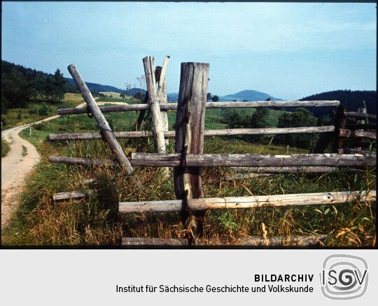 Holzzaun oder -gatter(?) an einem Weg bei Geising