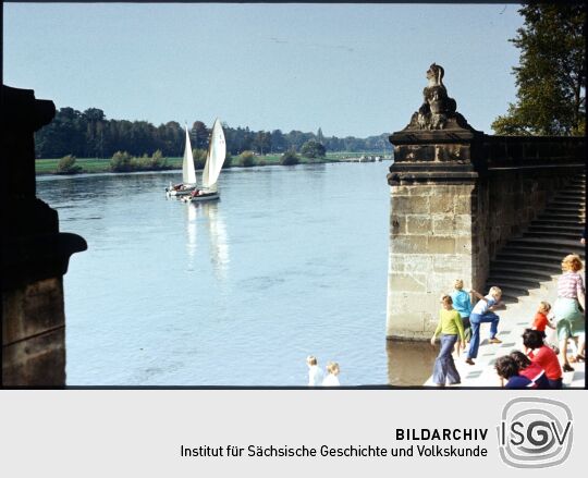 Gondelanlegestelle vor Schloss Pillnitz an der Elbe